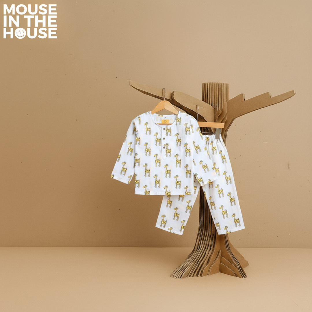 Mouse In The House The Curious Giraffe - Unisex Nightdress