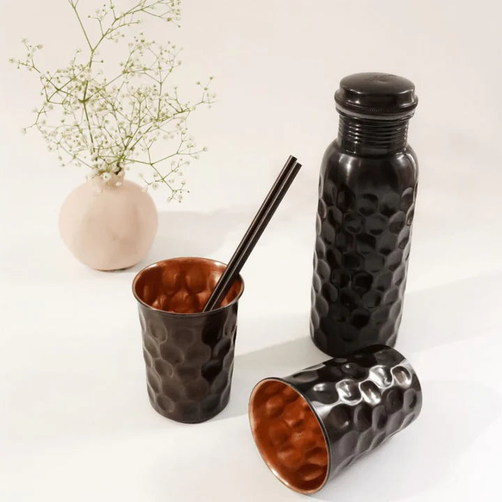 https://cdn.shopify.com/s/files/1/0641/9893/4752/files/copper-bottle-black-finish-gift-set-774411_720x720_d943e858-beca-41d0-a946-1ace5e6b3444.webp?v=1736487292