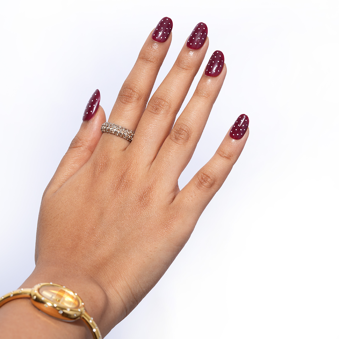 I Know Ball | Medium Round, Press-On Nails