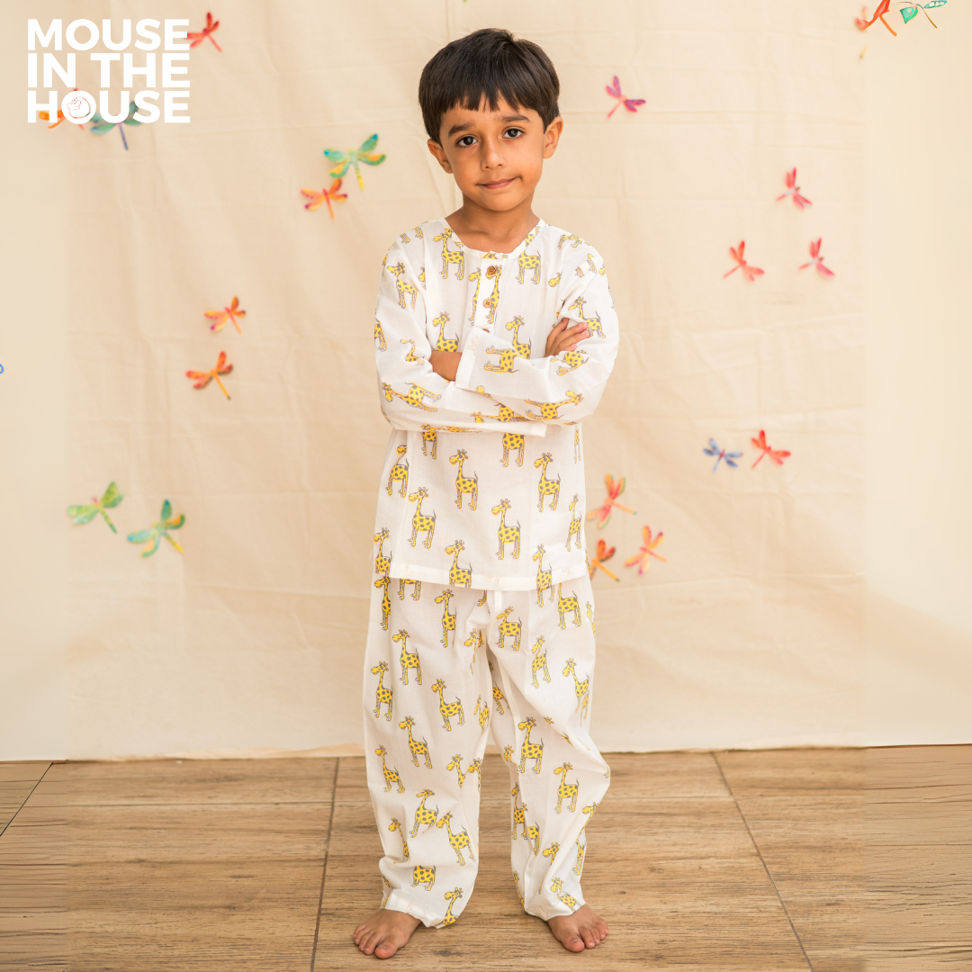 Mouse In The House The Curious Giraffe - Unisex Nightdress