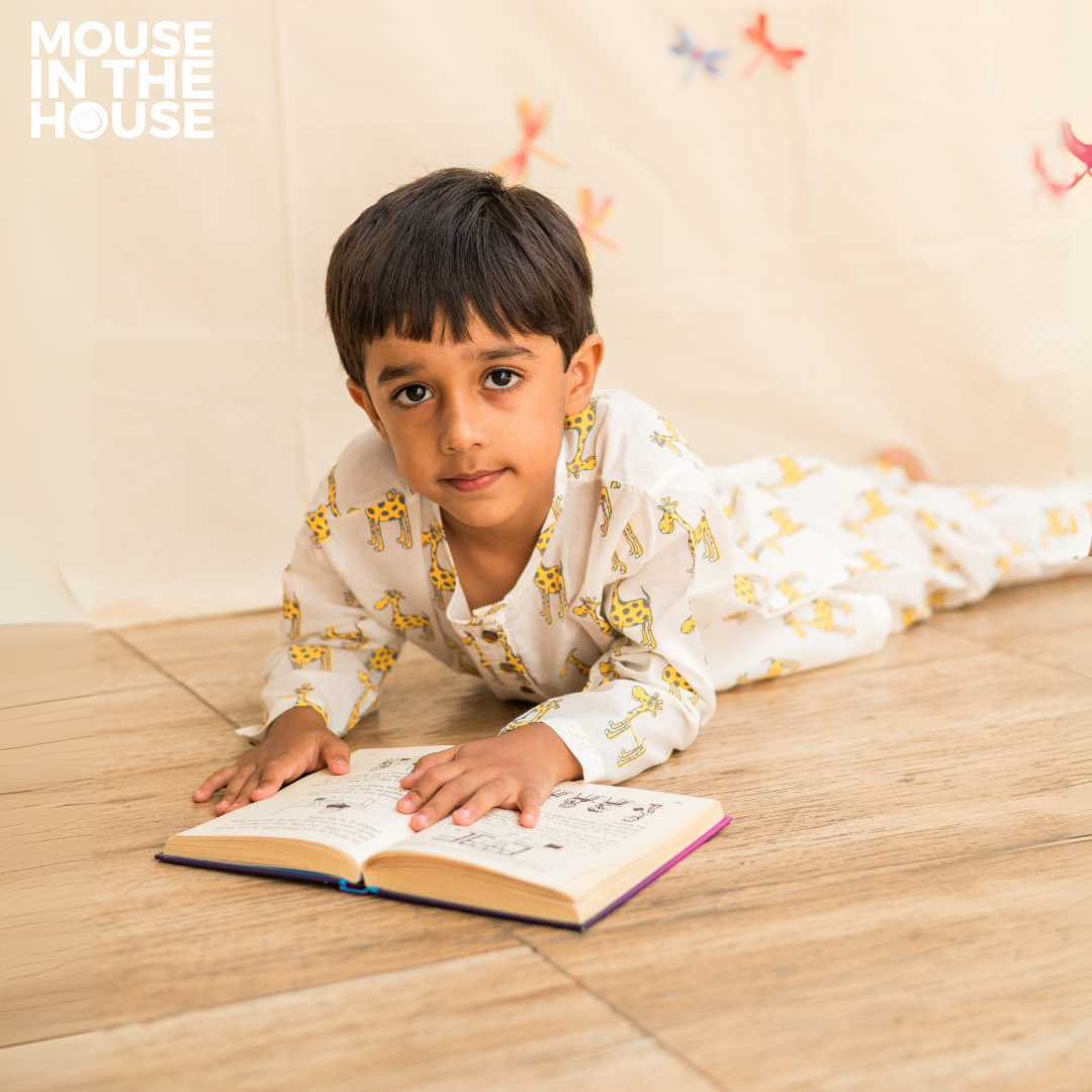 Mouse In The House The Curious Giraffe - Unisex Nightdress