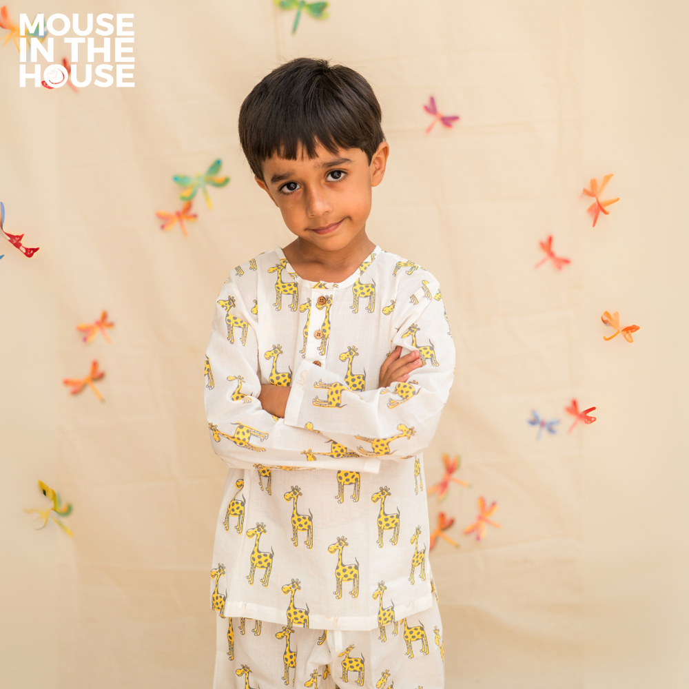 Mouse In The House The Curious Giraffe - Unisex Nightdress