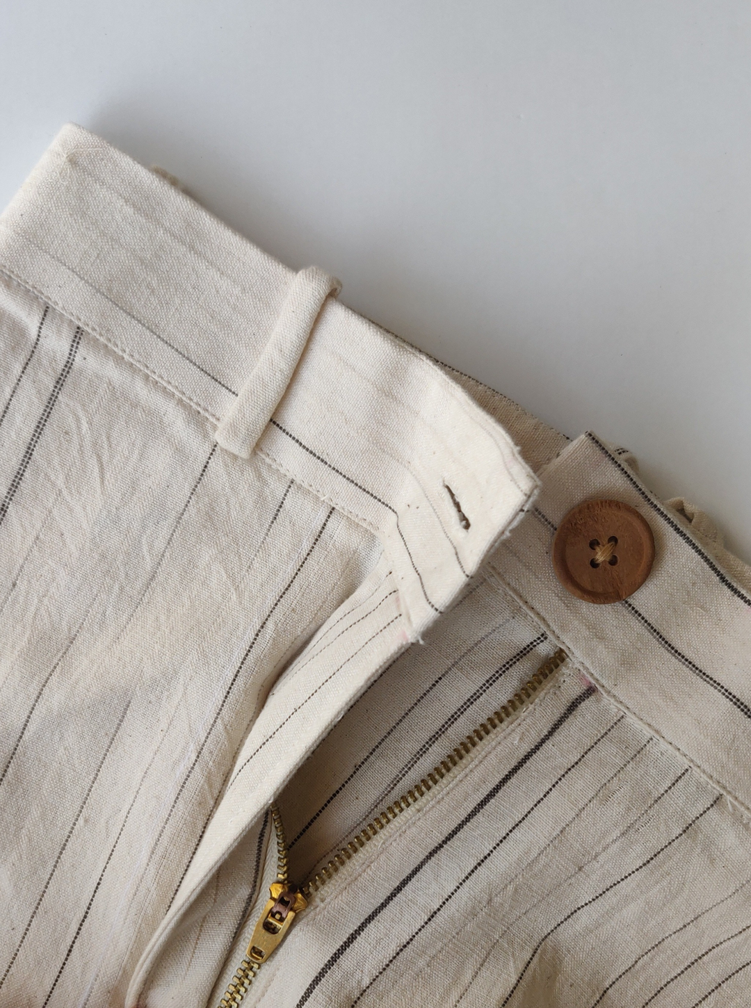 Unborn Studio Natural stripes - High-waisted crop pants