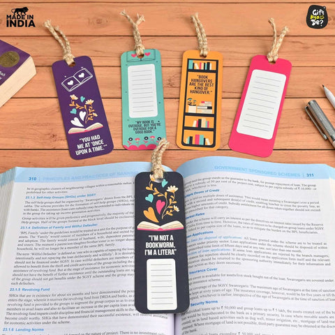 Gift Kya De Bookmarks Set of 5 | Beautiful Designs & Quotes | Hard Paper Book Marker With Handmade Tassel Dori