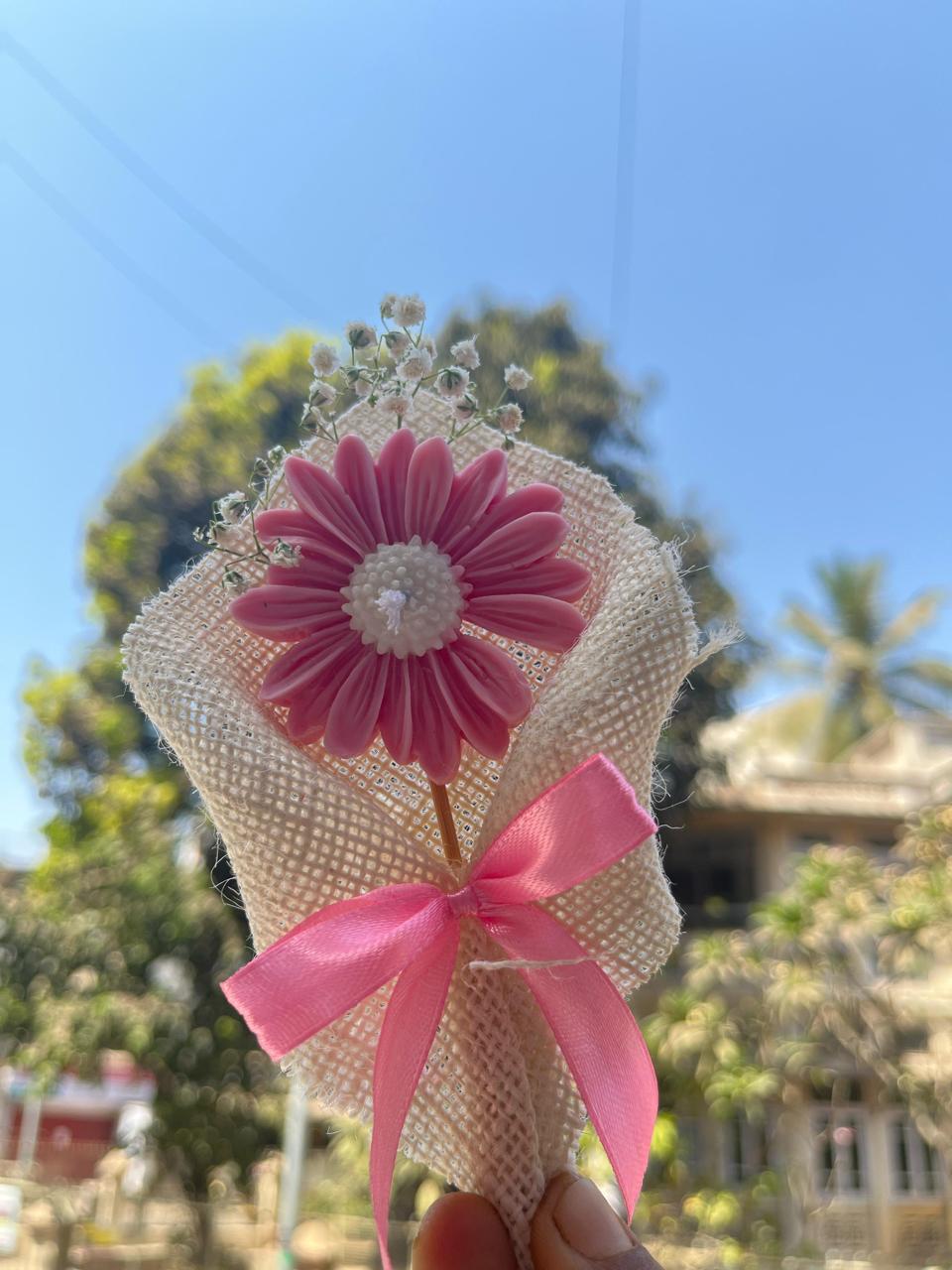 The Lushlights Pink daisy bouquet set of 4