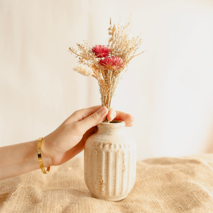 Retro vase with bunch-Medium - https://artecasa.in/