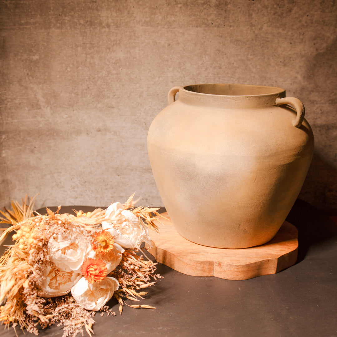 Timeless Grace vase - https://artecasa.in/