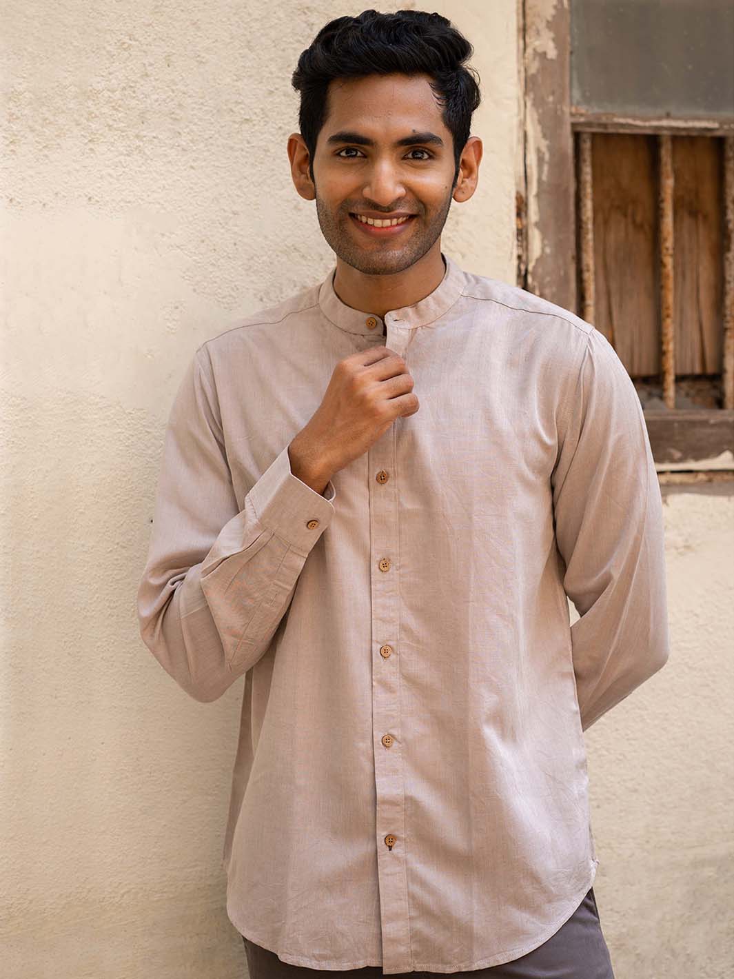 Earthy Route Peppercorn brown · mandarin collar shirt