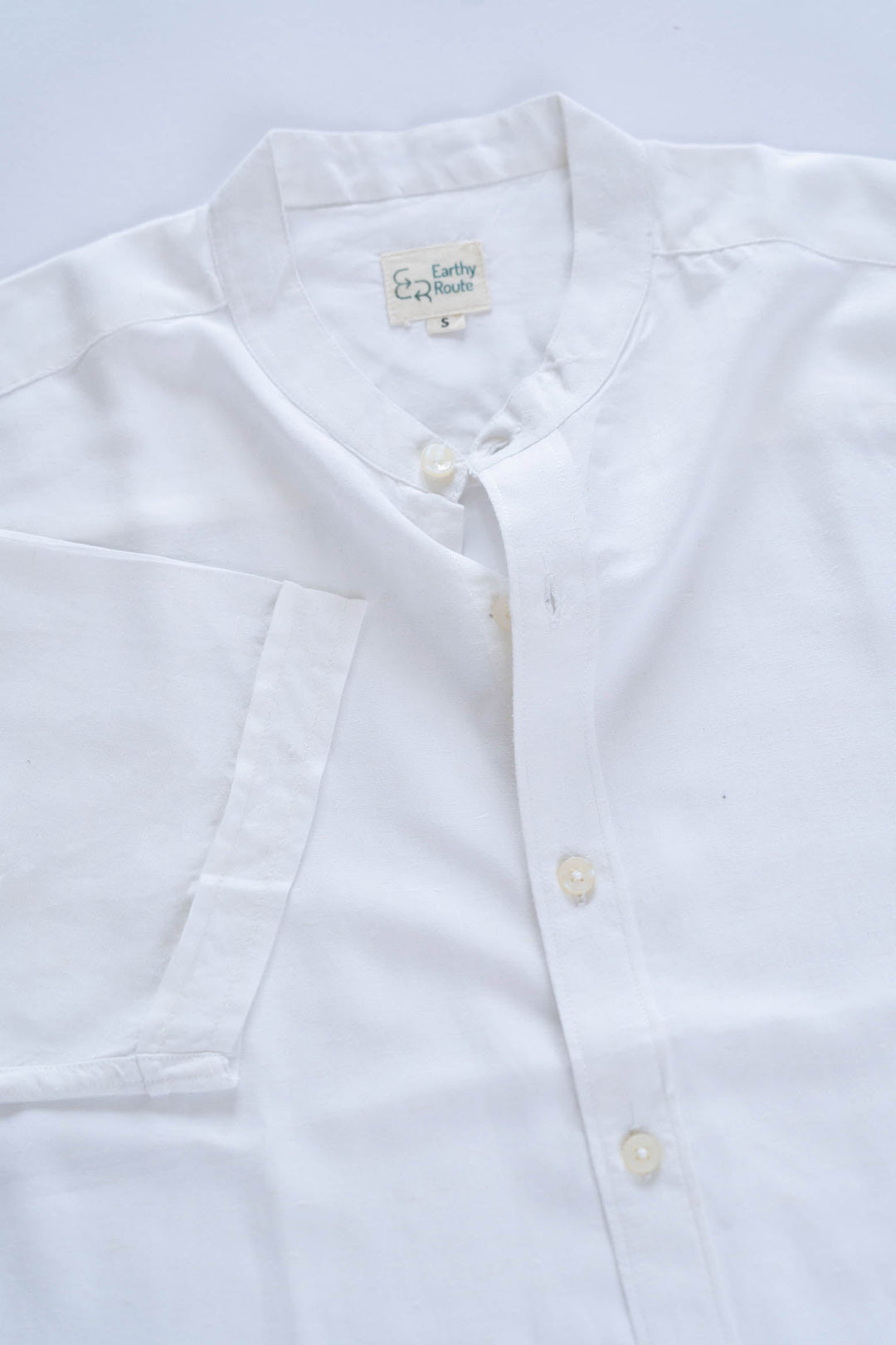 Earthy Route Snow white · half sleeve mandarin collar shirt