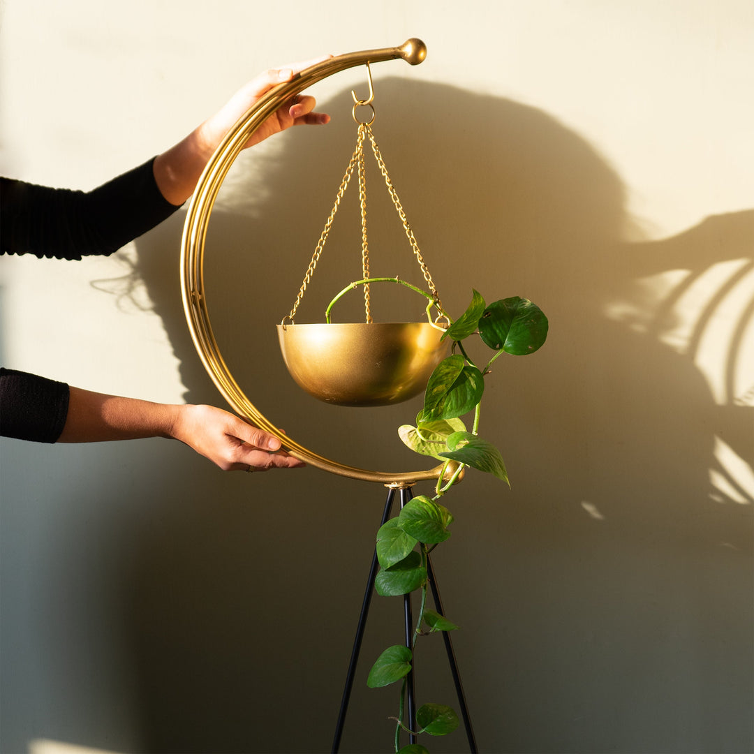 Muun Home tripod planter - Black and Gold