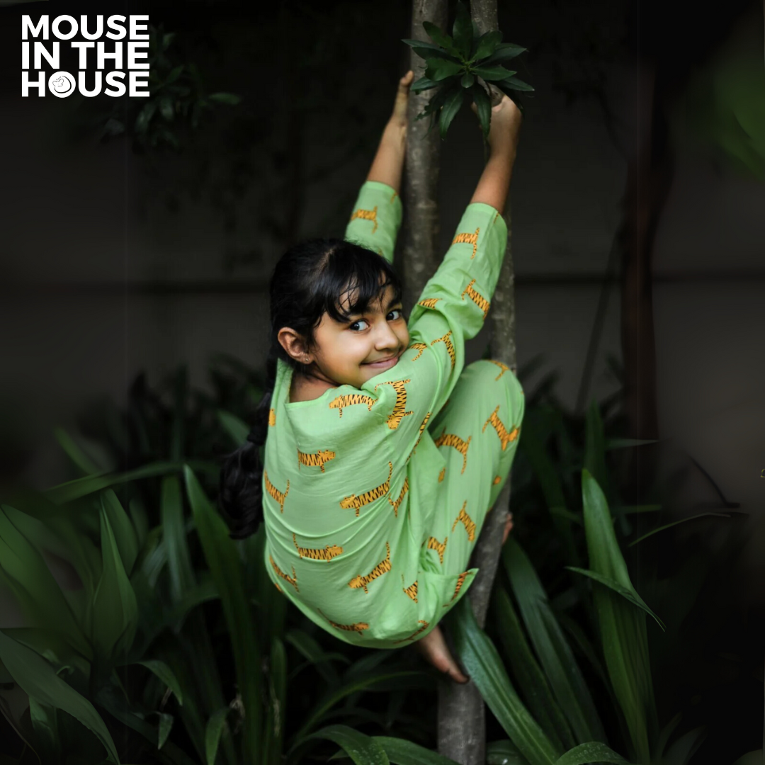 Mouse In The House Augustus Tiger (Green)- Unisex Nightdress