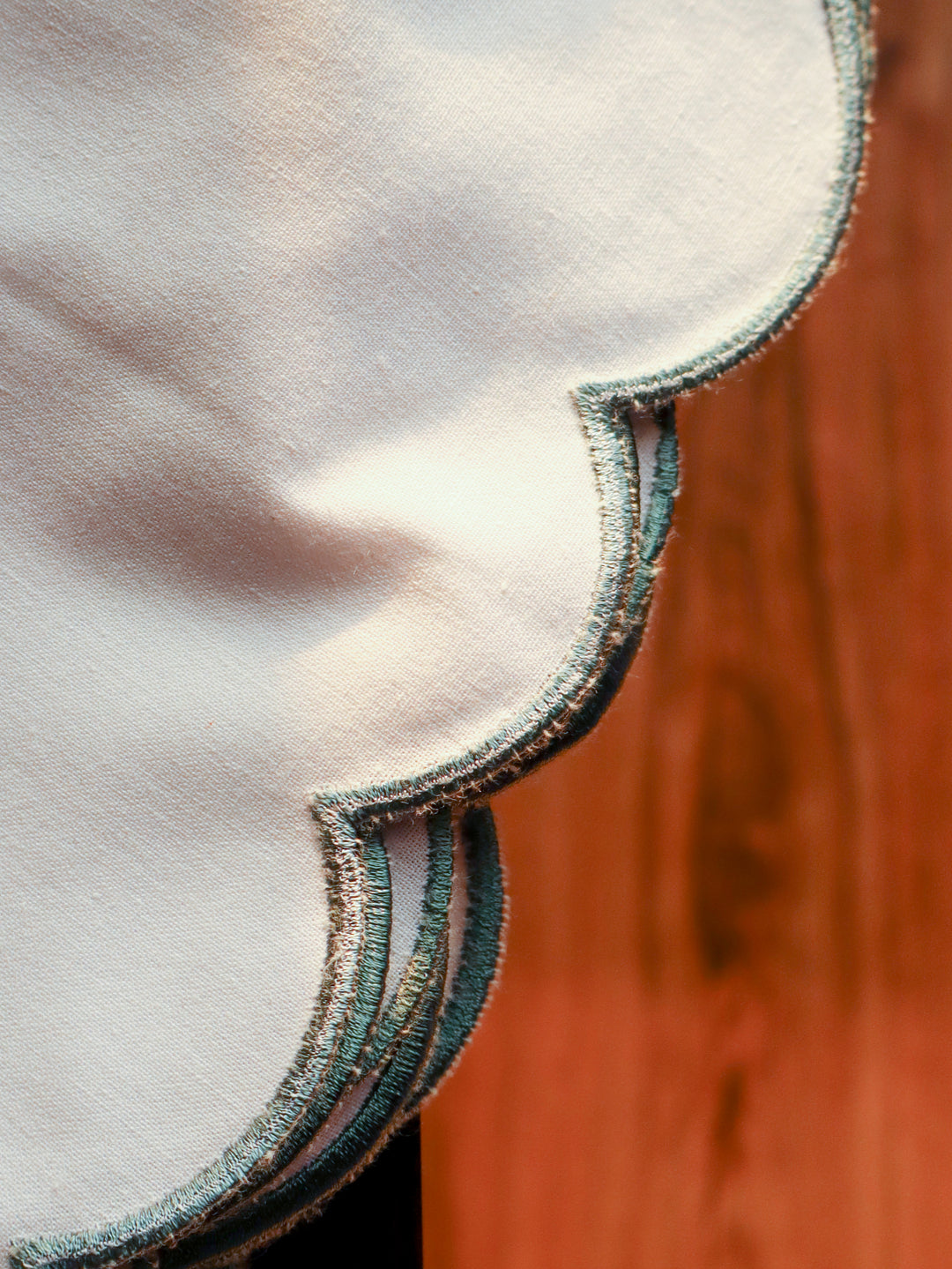Scallop Edge Cloth Napkins –Set of 4, Reusable & Washable Table Napkins