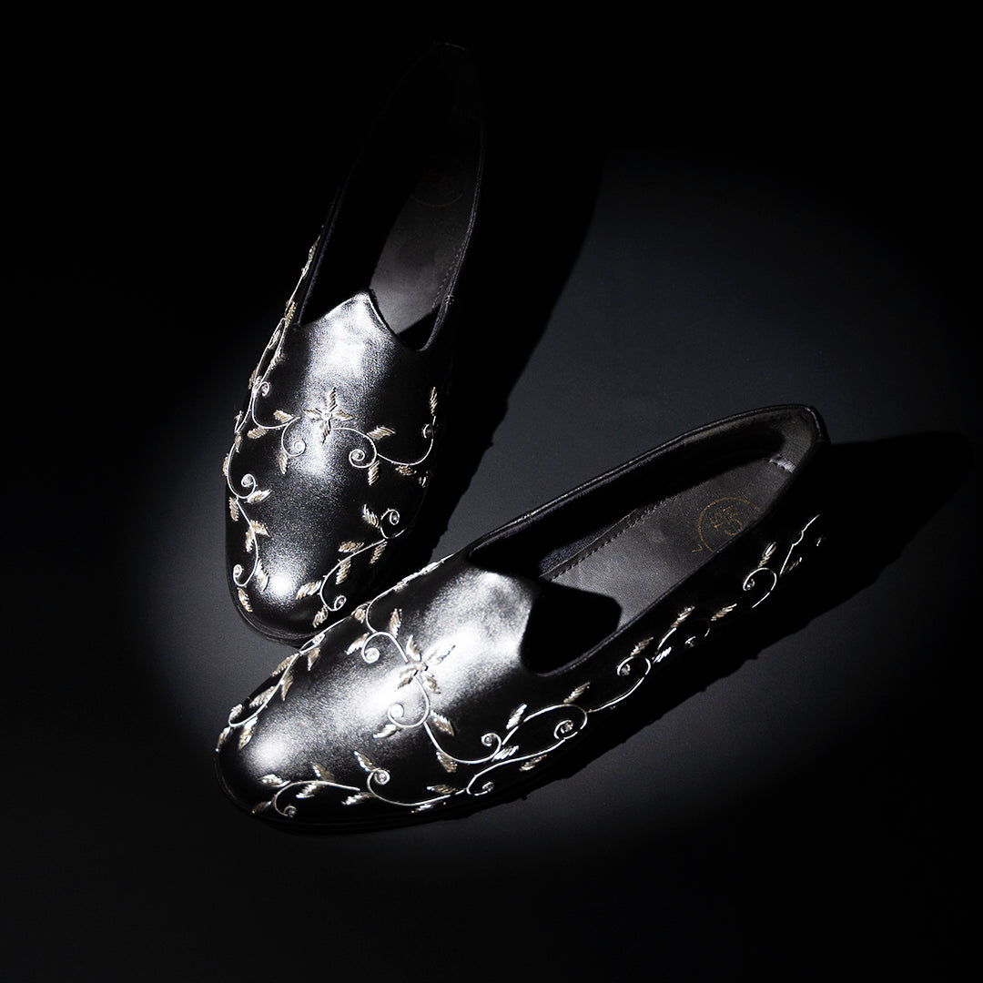 Monkstory Regal Floral Zardosi Mojari – Black