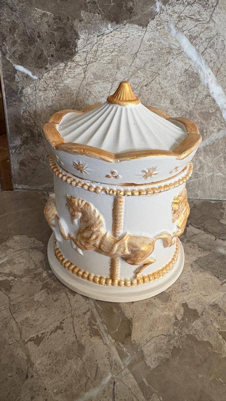 Carausal ceramic jar candle