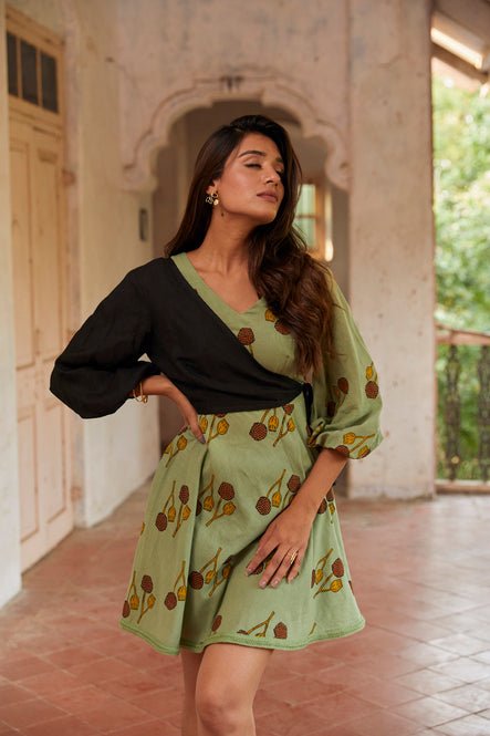 The Conscious Closet Diagonal black overlay