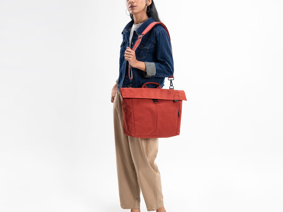 Pivot Messenger Bag