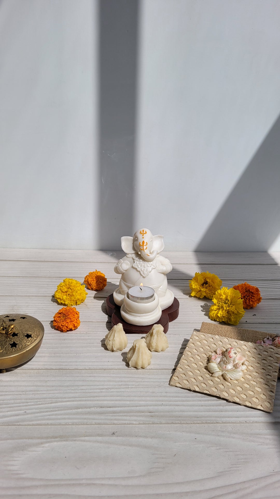 THE ASF SHOP Pedestaled Ganesha with Tealight