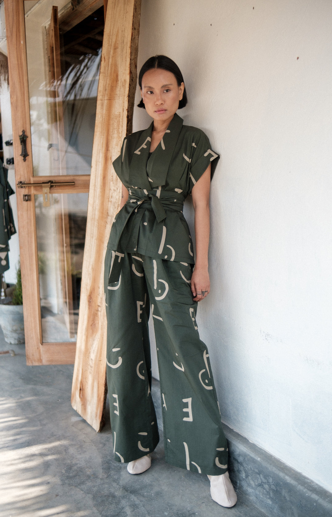 The Terra Tribe Deep Green Line Printed Berlin Shawl Collar