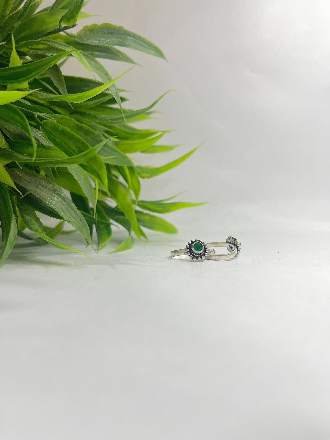 Oxidised 925 Sterling Silver Floral Toe Ring for Her (Emerald Green Stone) - Suspire