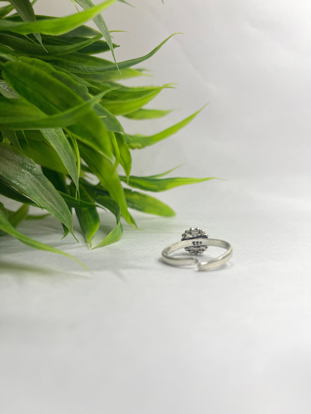 Oxidised 925 Sterling Silver Round Toe Ring for Her (White Stone) - Suspire