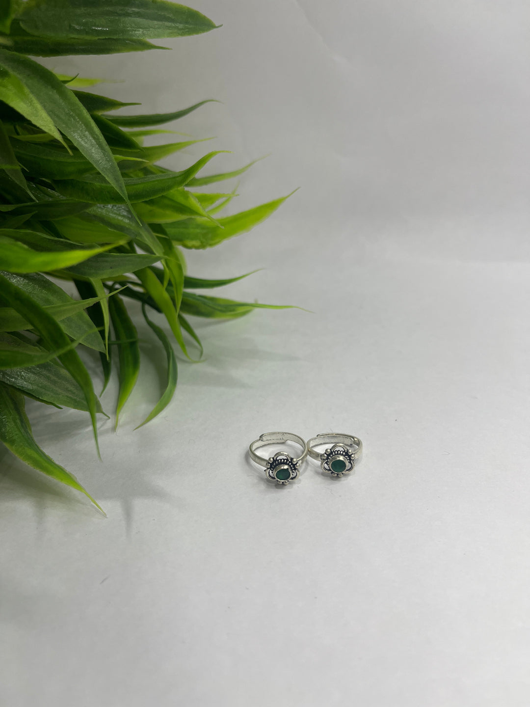 Oxidised 925 Sterling Silver Toe Ring for Her (Emerald Green Stone) - Suspire