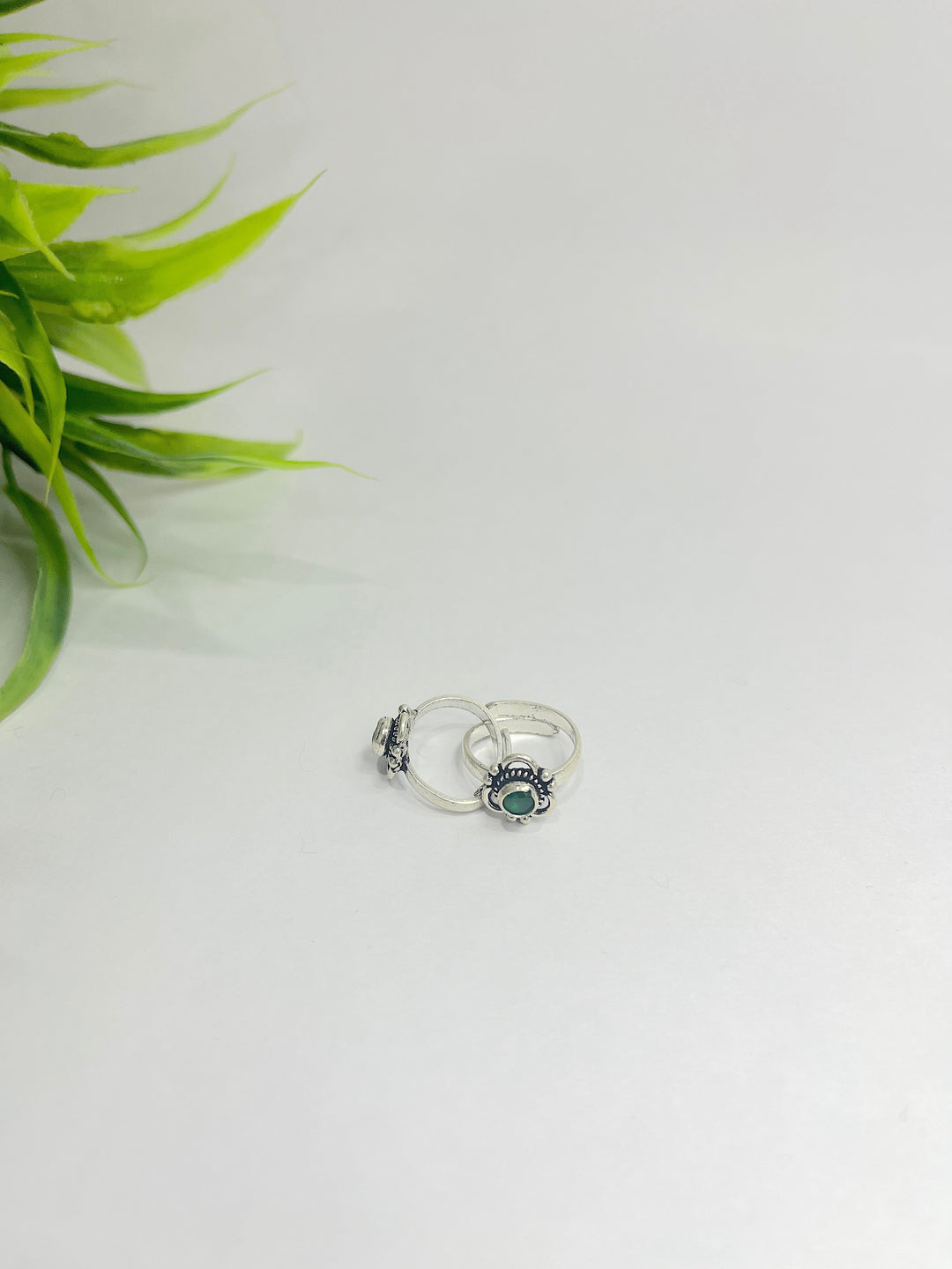 Oxidised 925 Sterling Silver Toe Ring for Her (Emerald Green Stone) - Suspire