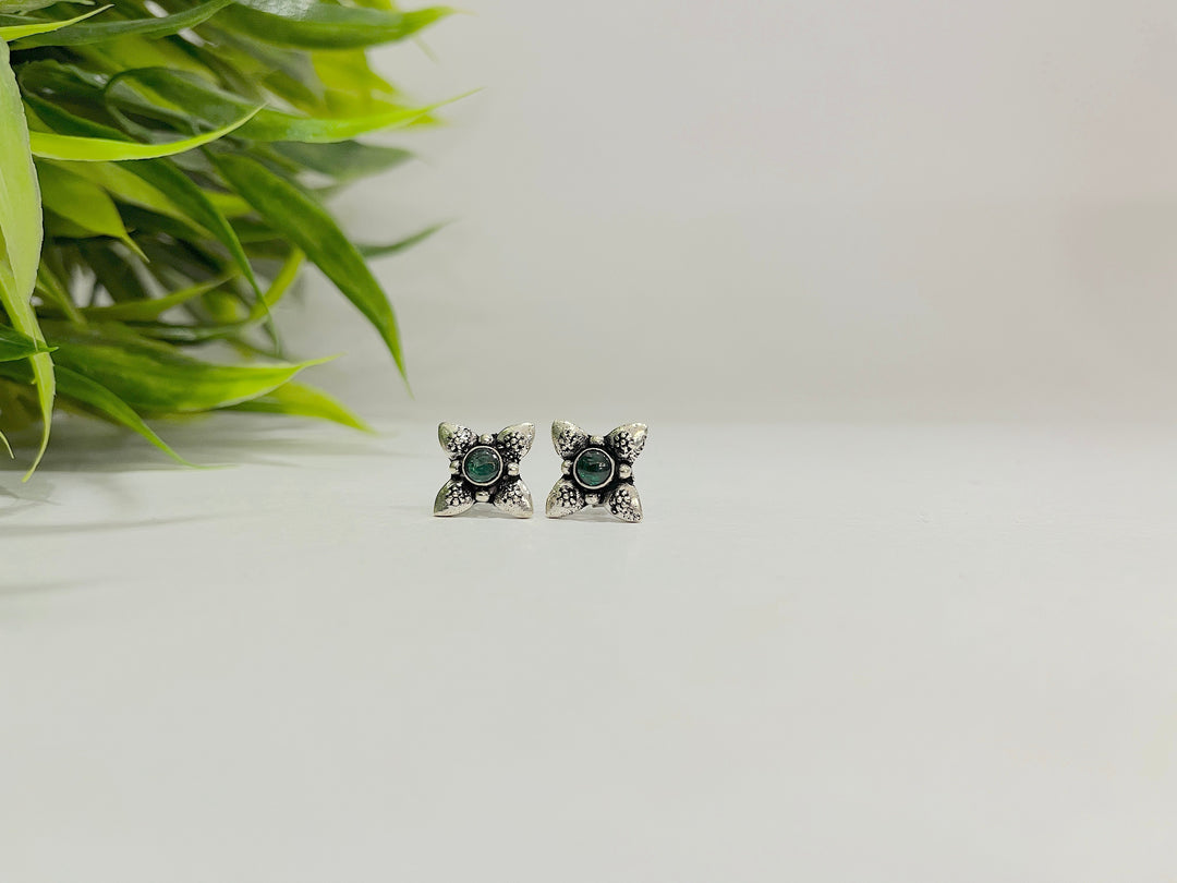 Oxidised Green Stone Flower Silver Ear Ring - Suspire