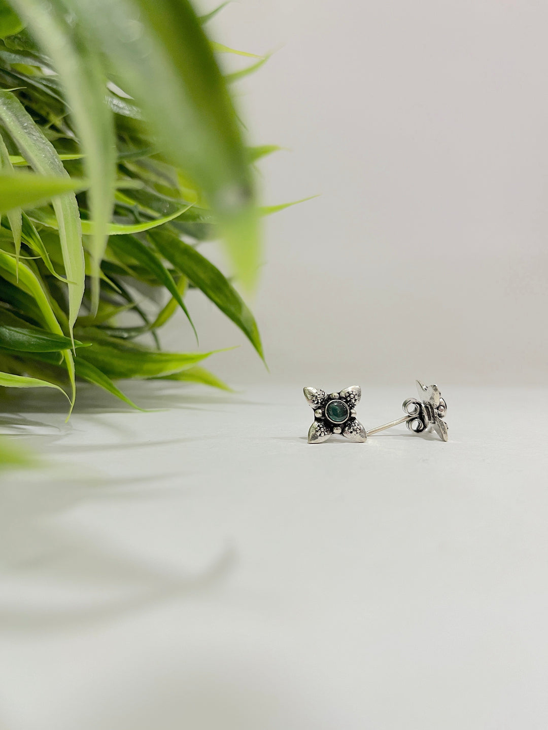 Oxidised Green Stone Flower Silver Ear Ring - Suspire