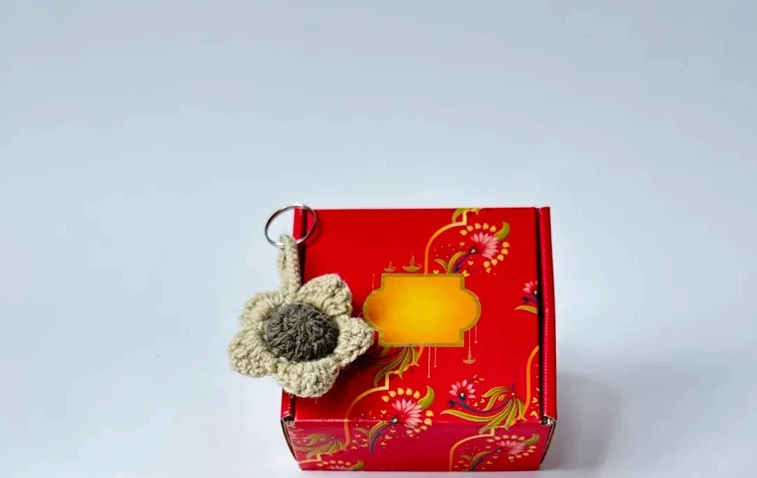 Pravaah Small Surprise | Festive gift Hamper | Wax Melt Large + Keychain