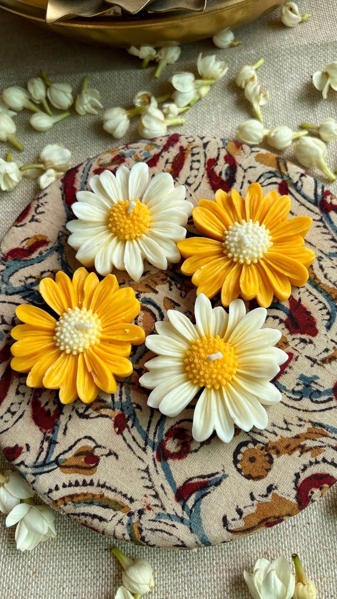 The Lushlights Floating dasiy candle set of 4 - Suspire