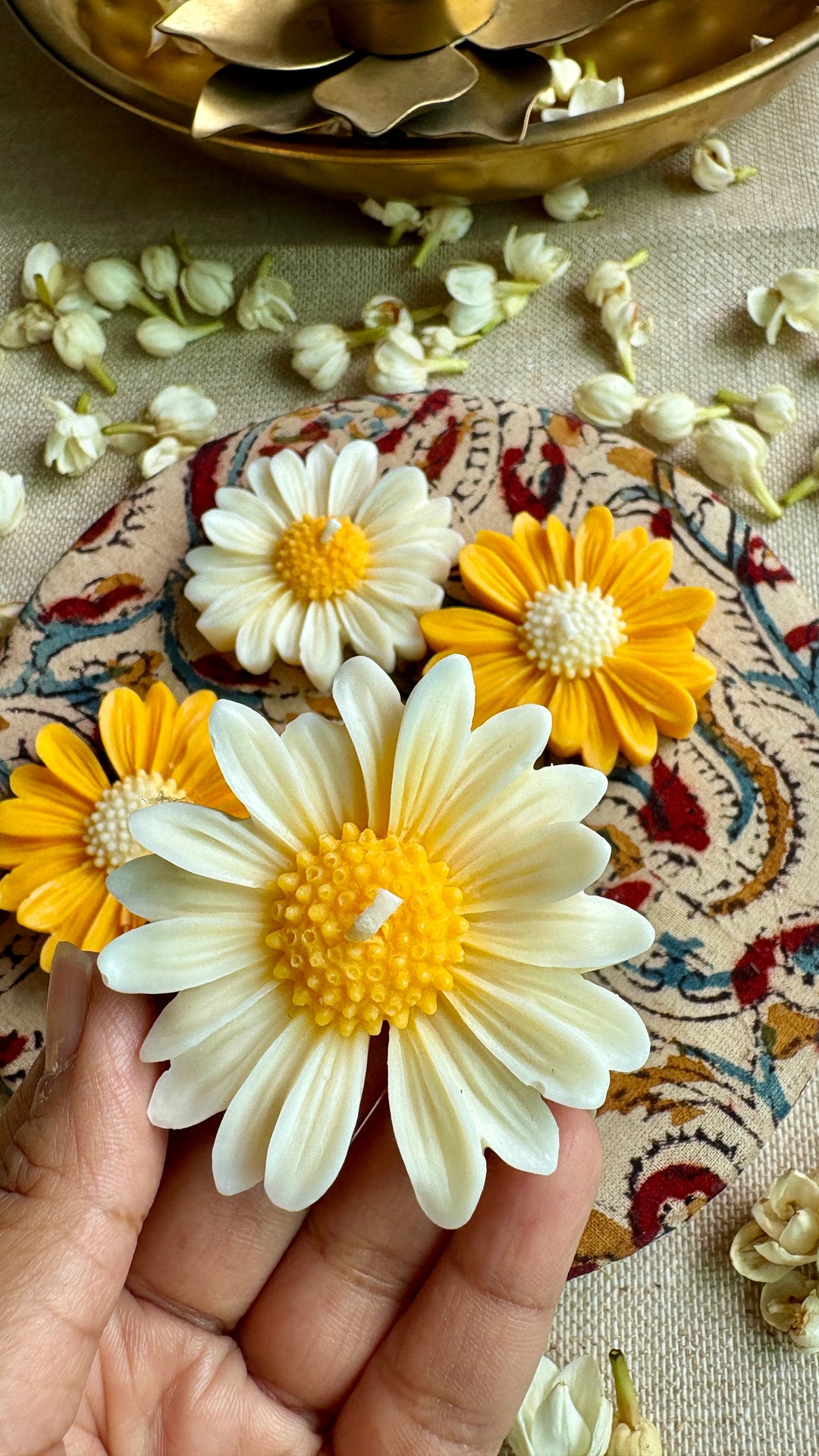 The Lushlights Floating dasiy candle set of 4 - Suspire