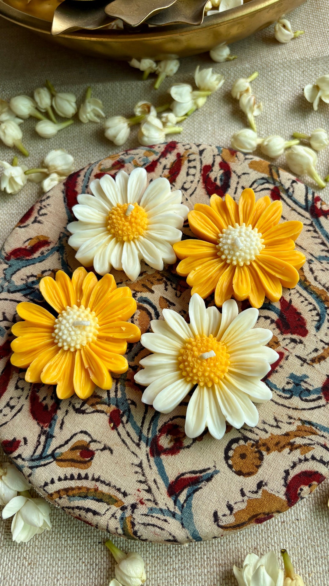 The Lushlights Floating dasiy candle set of 4 - Suspire