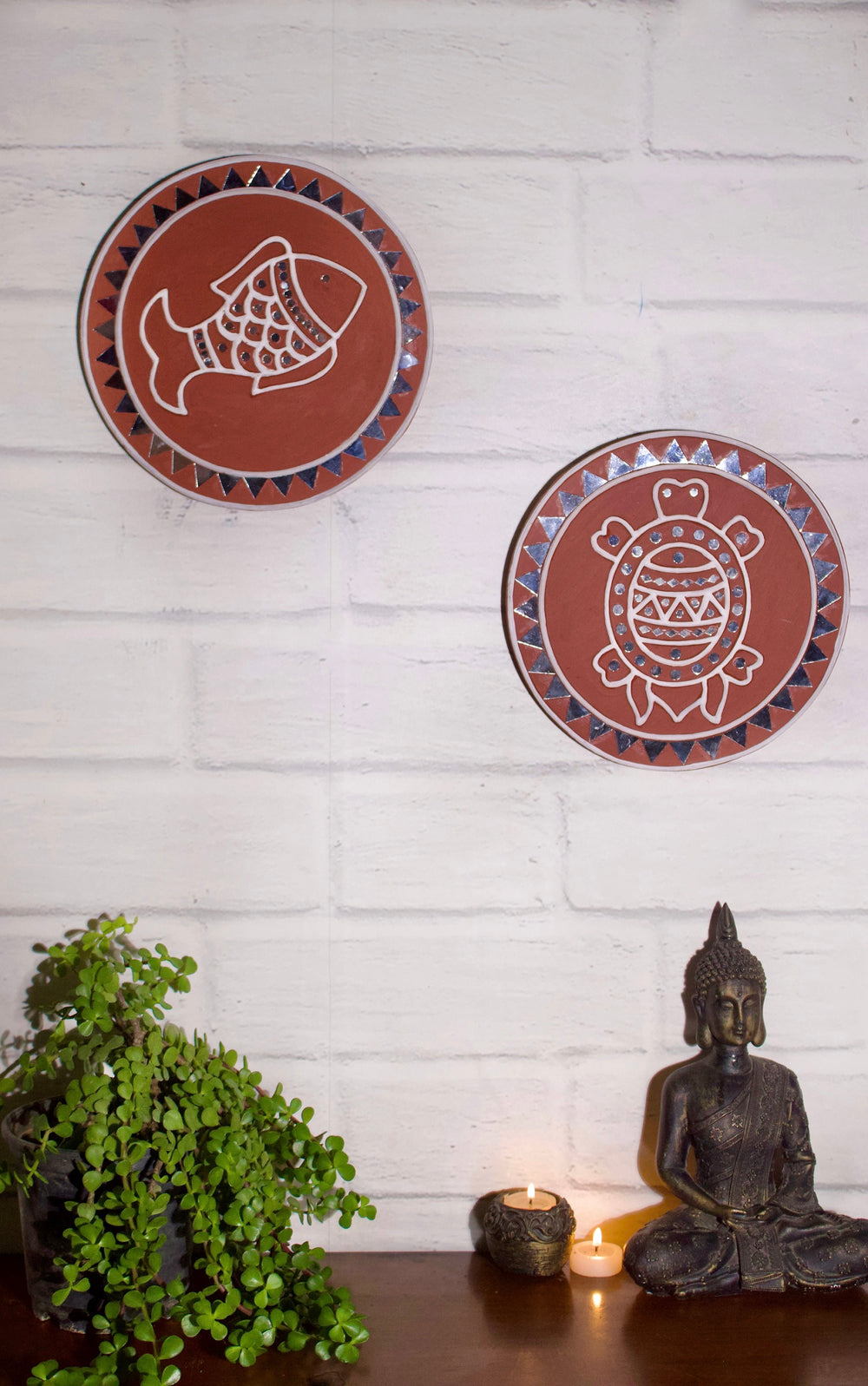 Kutch Lippan Mud Work Fish 25.4 cm Round Wall Plate - Terracotta