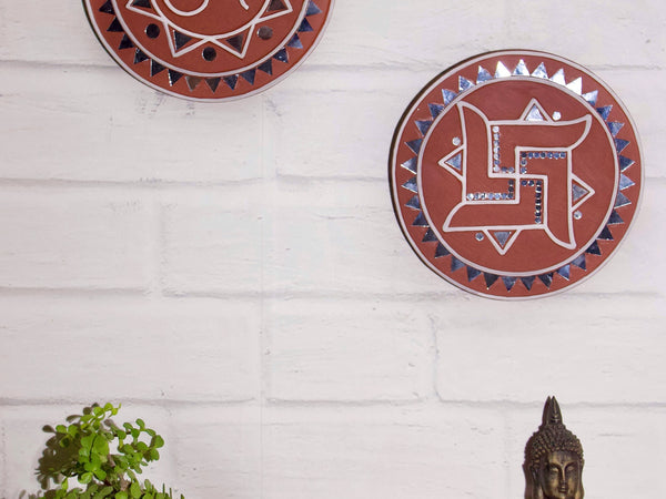 Kutch Lippan Mud Work Om symbol 25.4 cm Round Wall Plate - Terracotta