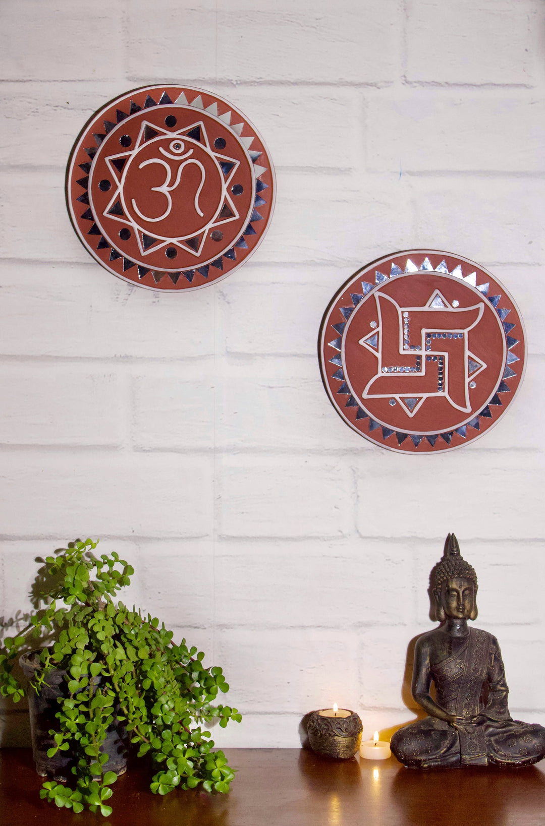 Kutch Lippan Mud Work Om symbol 25.4 cm Round Wall Plate - Terracotta