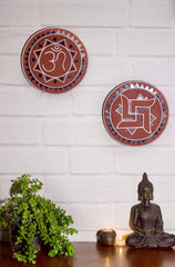 Kutch Lippan Mud Work Om symbol 25.4 cm Round Wall Plate - Terracotta