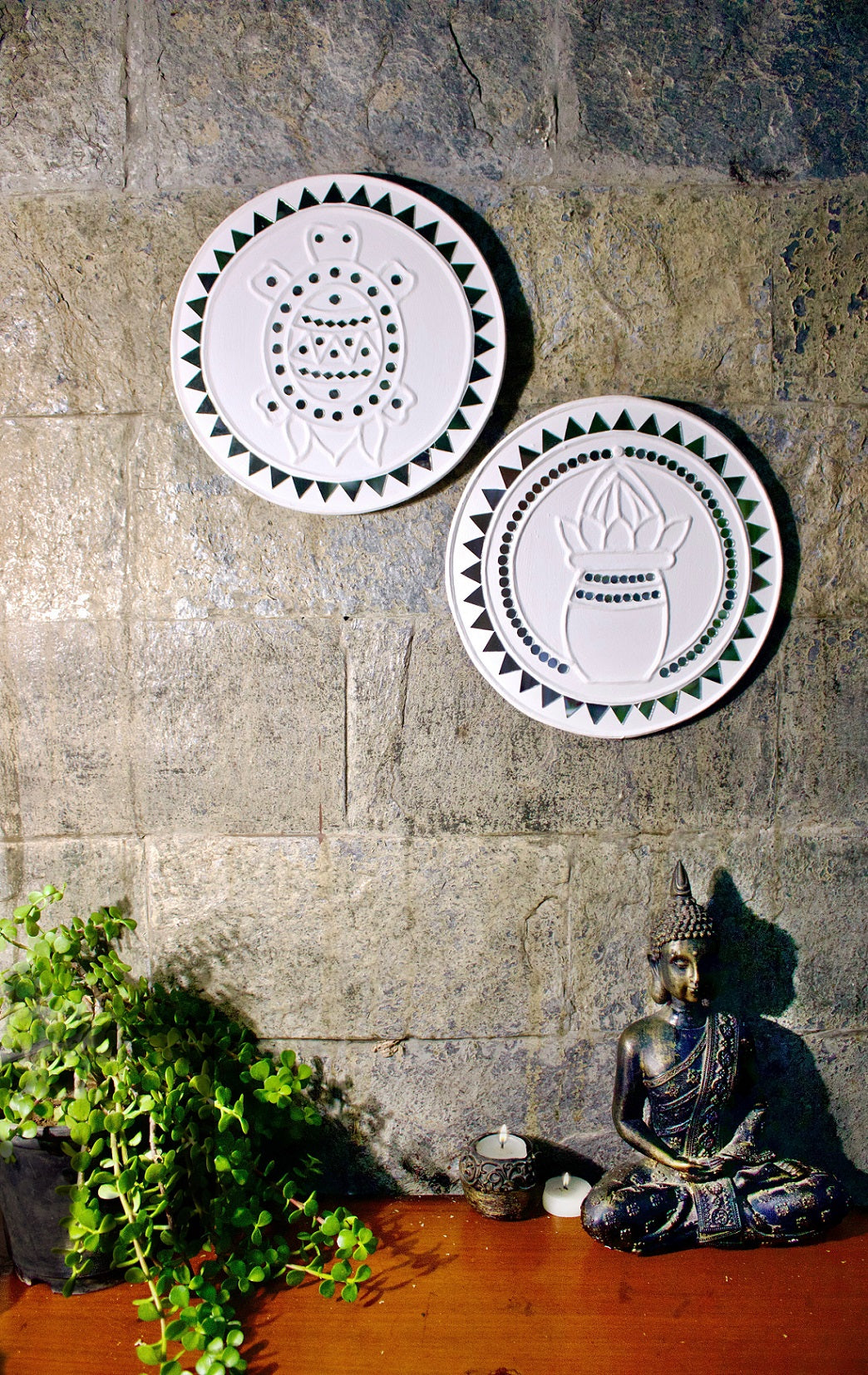 Kutch Lippan Mud Work Tortoise 25 cm Round Wall Plate -White