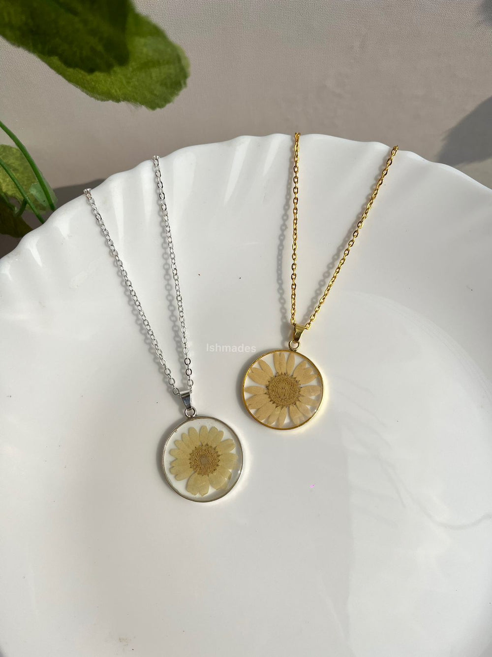 Ishmades White daisy locket