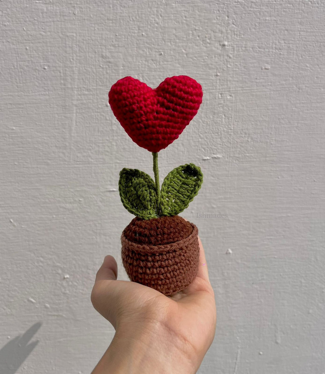 Ishmades crochet heart pot