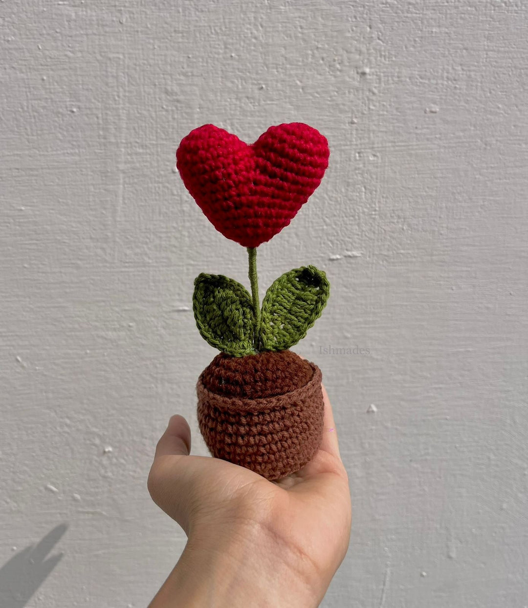 Ishmades crochet heart pot