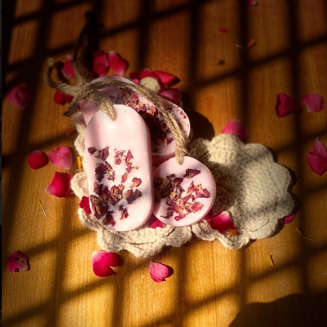 Organic soy wax air freshener with real rose petals