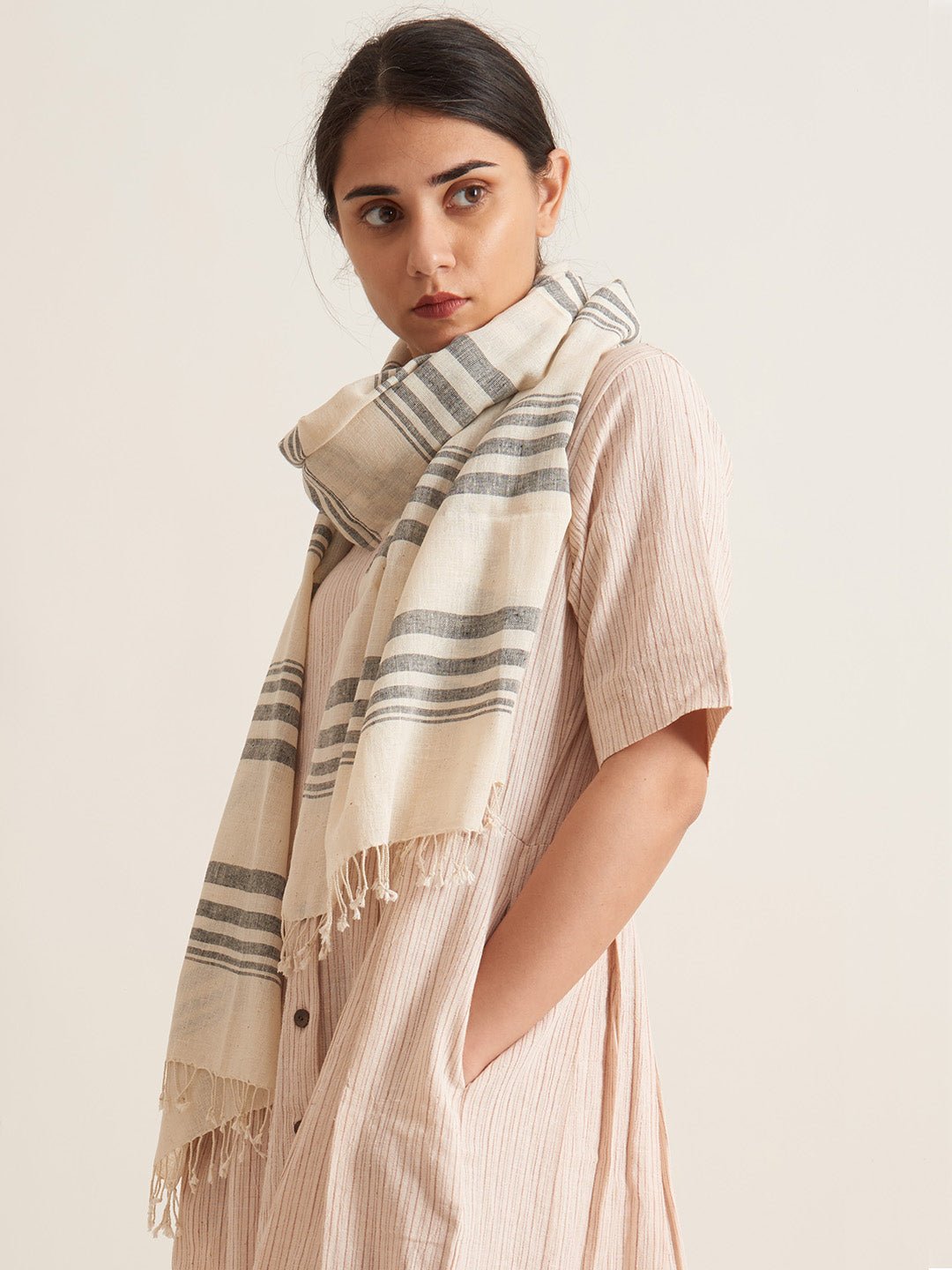 Black and off white minimal scarf - Suspire