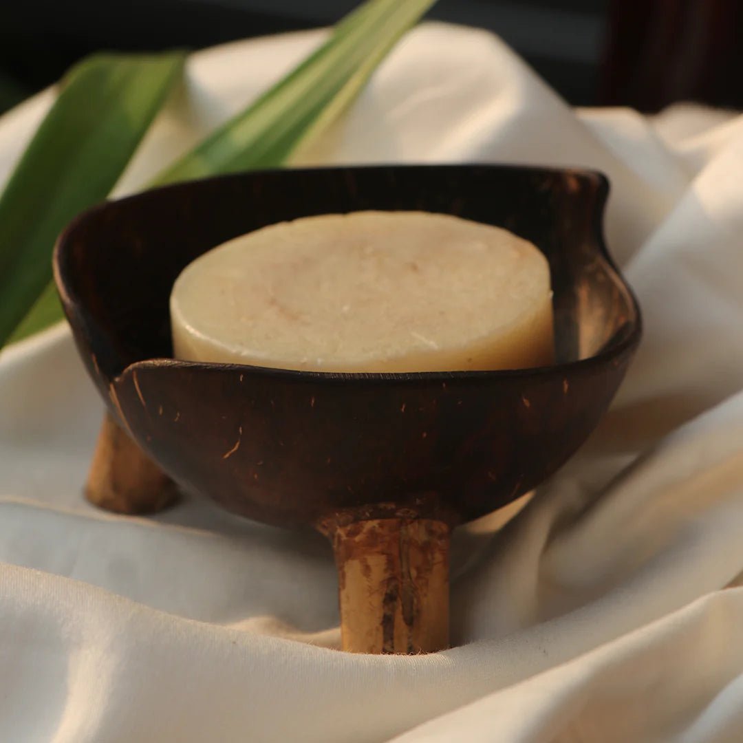 COCONUT SHELL SOAP DISH WITH STAND - Suspire